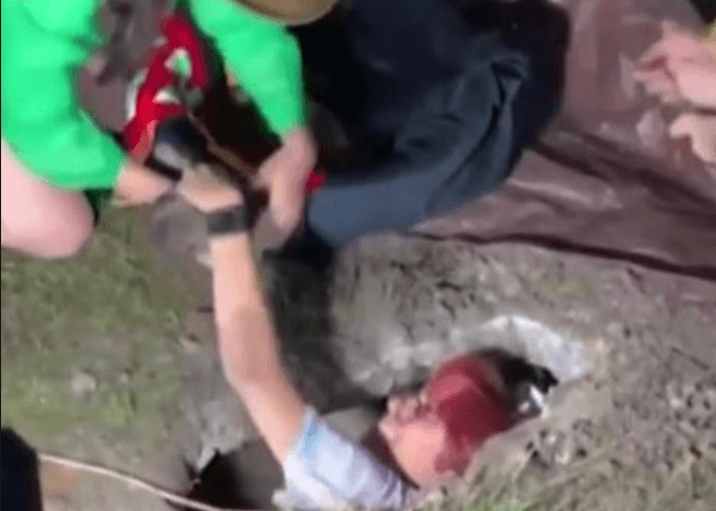 Rescue angel crawls 30 feet into storm drain to rescue mother dog and her 4 puppies