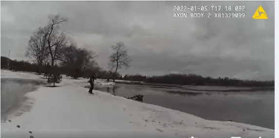 Awesome police officer rescued dog stranded on partially frozen lake