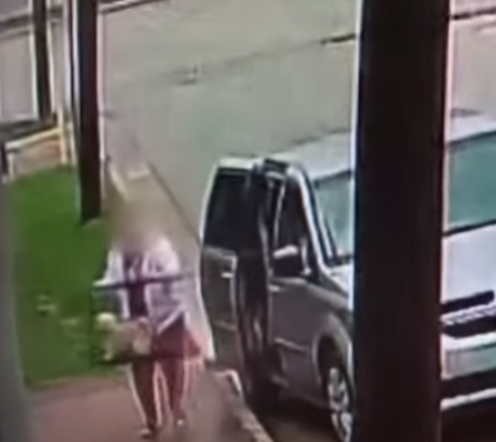 Dog abandoned in crate by heartless woman on Texas sidewalk during rainy day finds new home